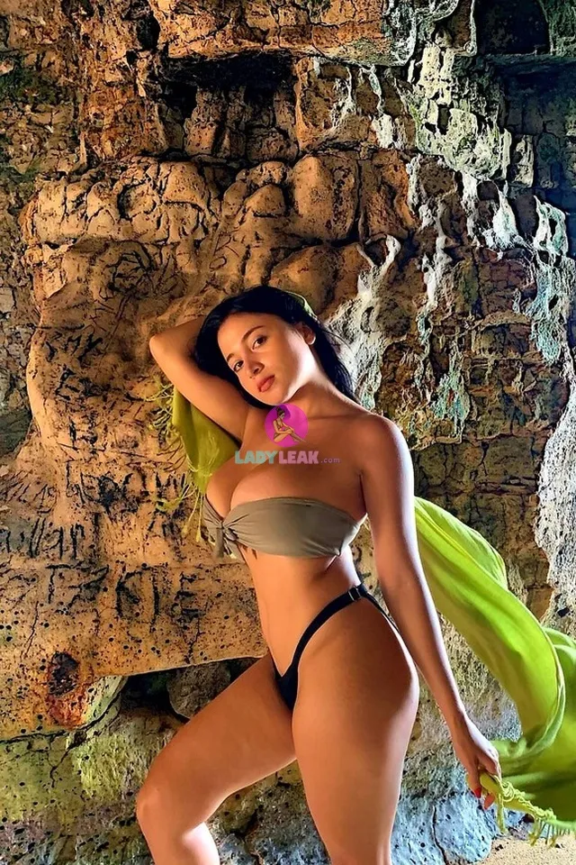 Pandora Kaaki - Model Portfolio