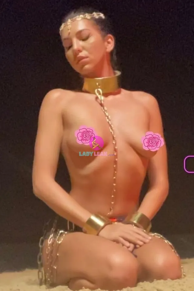 Syybil - Brunette Portfolio