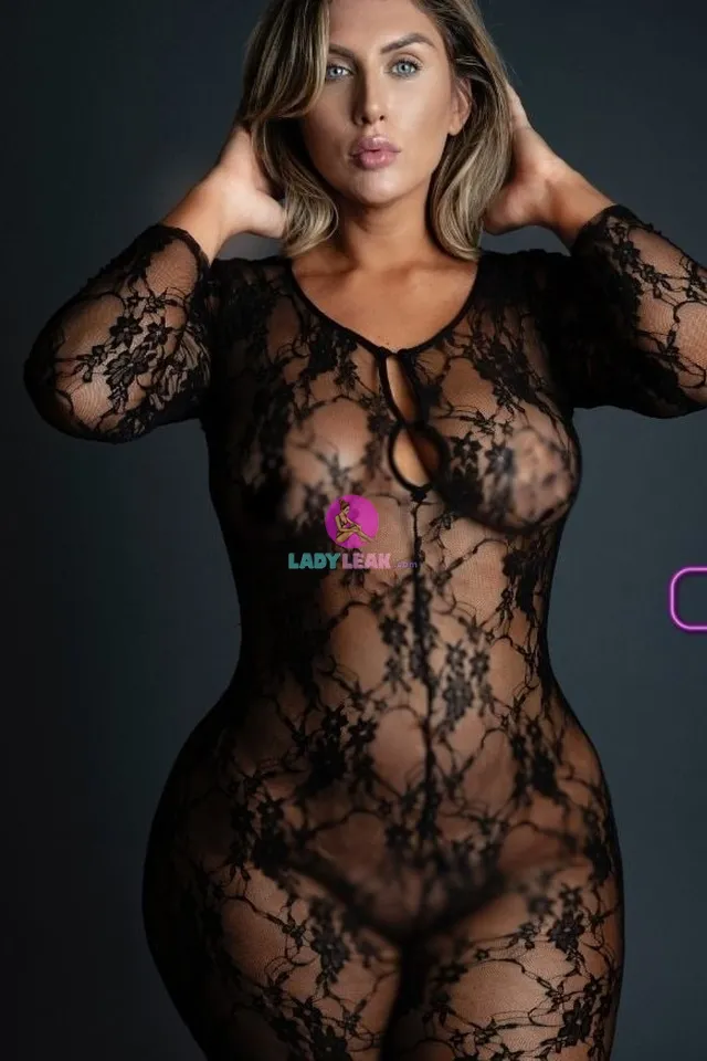 SophieTheBodyVIP model portfolio