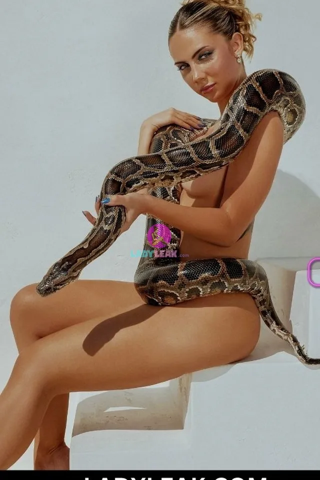 Arianna Flowers model portfolio