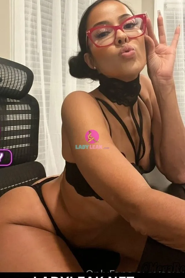 SexyRed Latest Photo 2