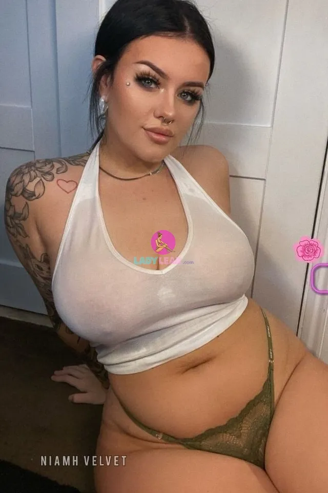 Niamh Velvet model portfolio