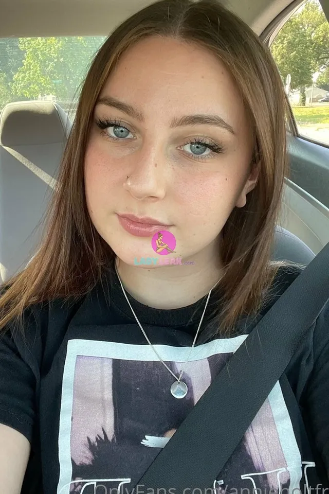 Annie Holt Latest Photo 2