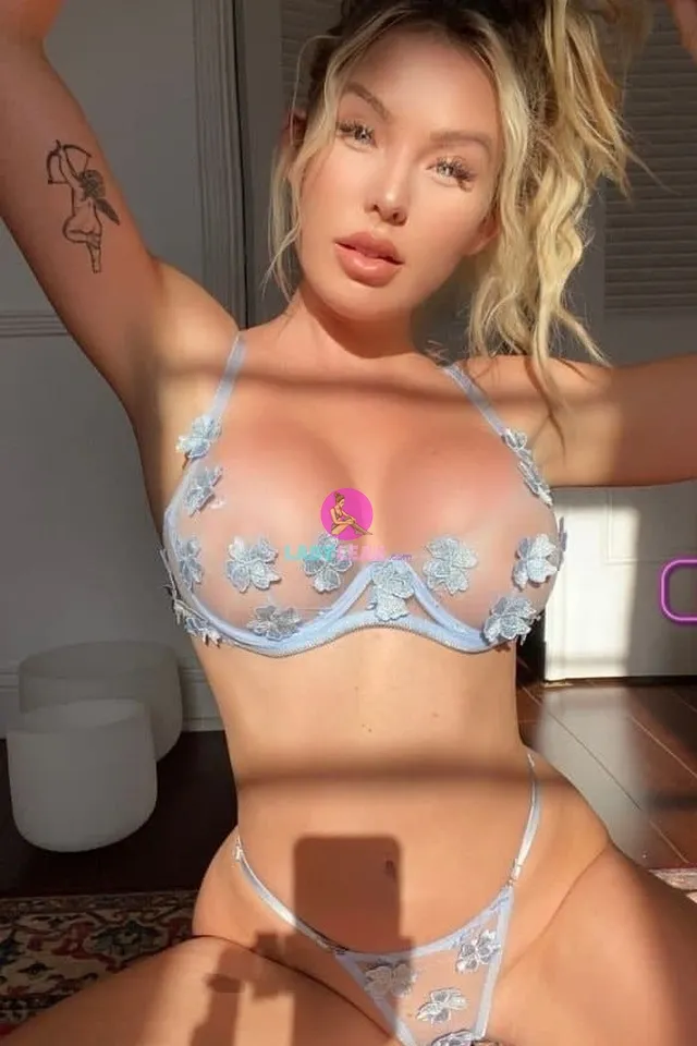 Kelly Kay - Model Portfolio