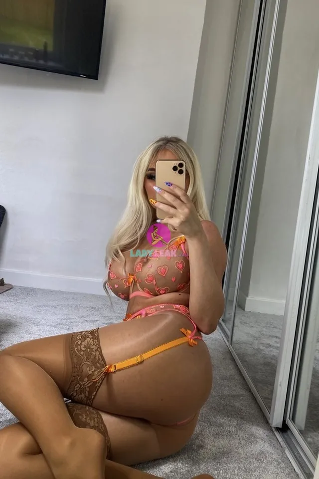 ChloeTami21 - Model Portfolio